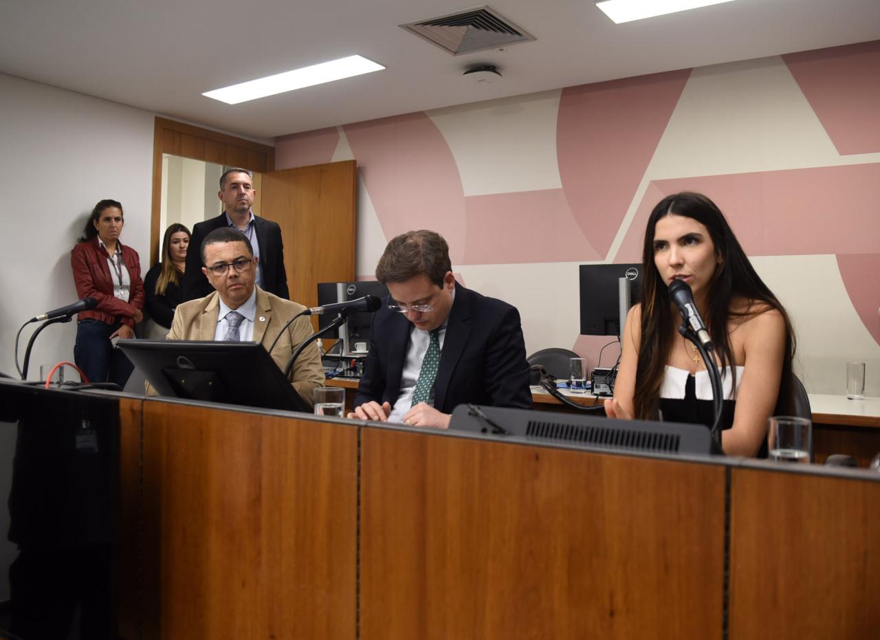 Pressiona Concessionária por Respostas