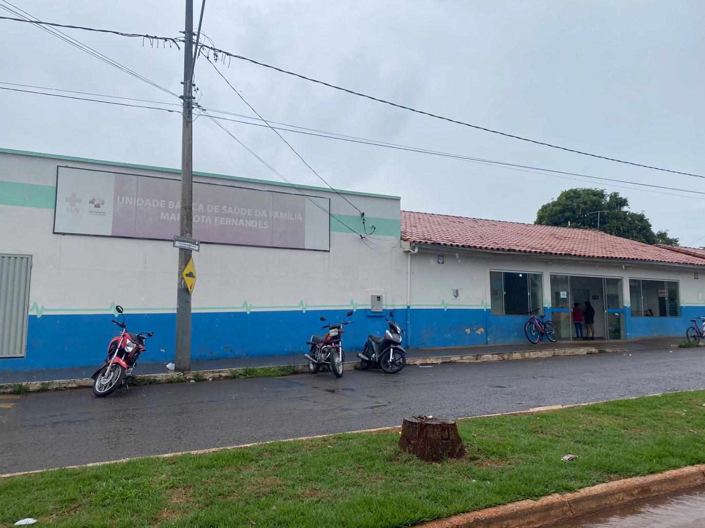 População Enfrentam Chuva e Descobrem Falta de Médico ao Chegar à UBS Maricota Fernandes.
