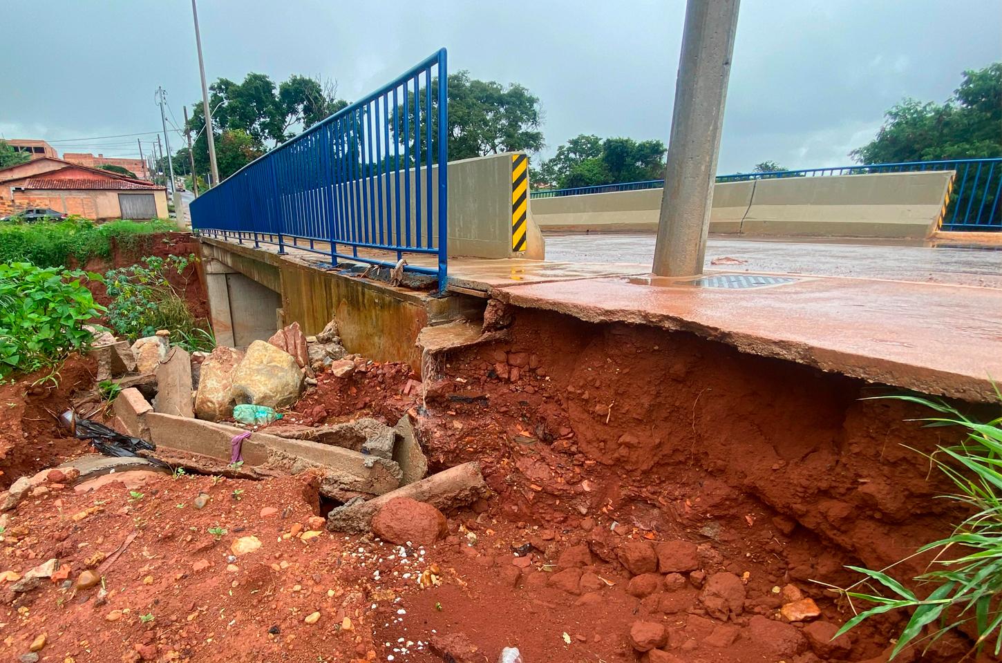 Obra de R$ 1,2 milhão sofre falhas no sistema de drenagem e infraestrutura, gerando preocupação entre moradores e questionamentos sobre a fiscalização pública.