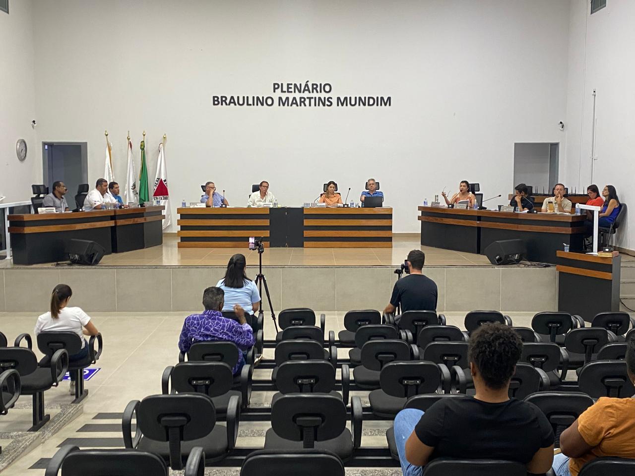 Líder de Governo João Nunes e Vereadora Simone Leal Trocam Acusações