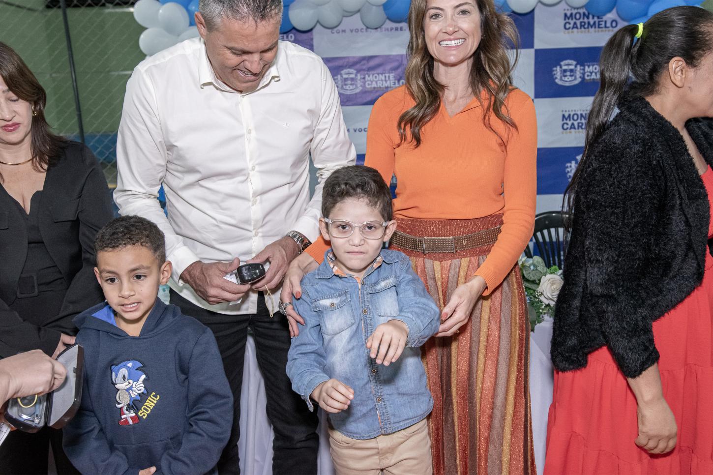 Monte Carmelo entrega 50 óculos a alunos da rede municipal pelo programa “Ver é Viver”