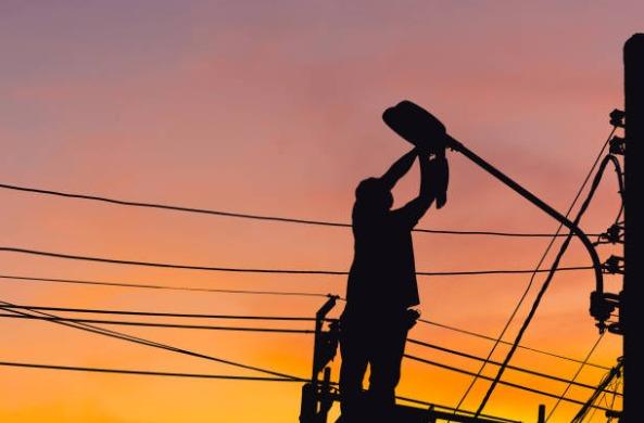 Iluminação pública: dever legal que políticos vendem como 