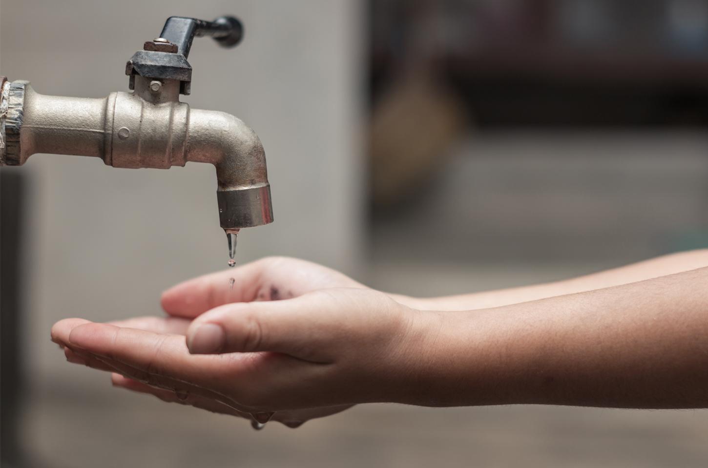 Falta de água atinge Santa Rita em feriado religioso e revolta moradores de Monte Carmelo-MG