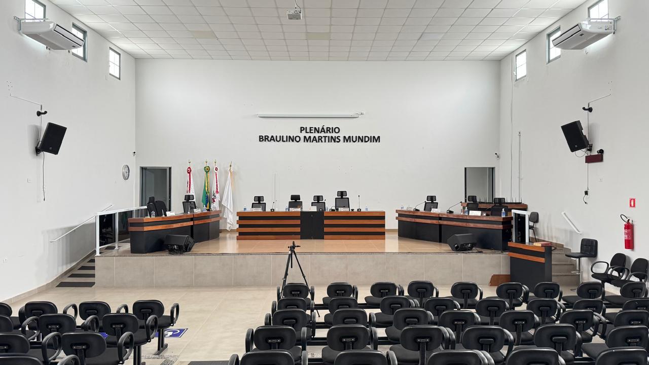 Presidente retira painel de R$ 40 mil e rescinde contrato antes do prazo