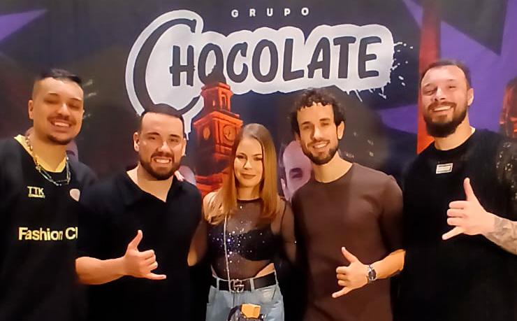 Noite inesquecível agita Monte Carmelo com show do Grupo Chocolate