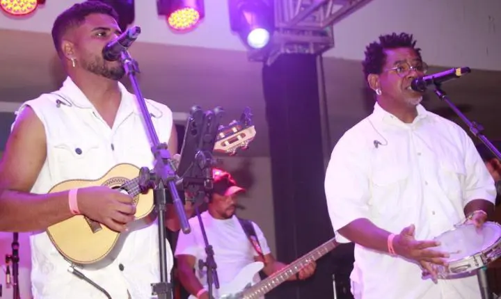 Noite inesquecível agita Monte Carmelo com show do Grupo Chocolate