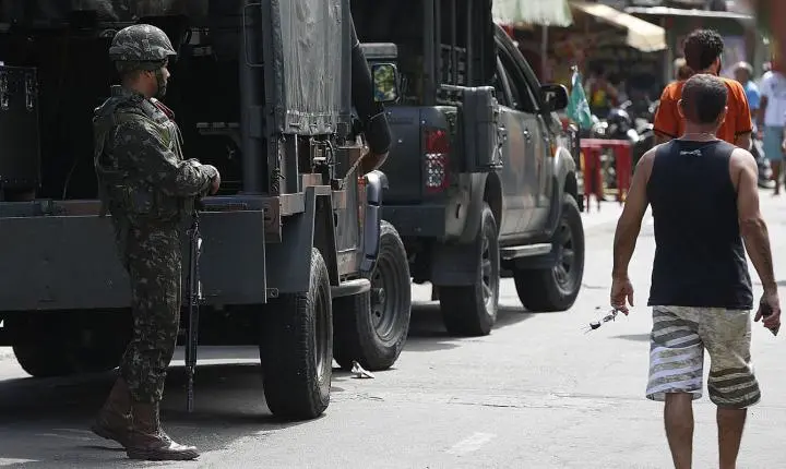 Polícia faz ação para cumprir 56 mandados de prisão na Maré, no Rio
