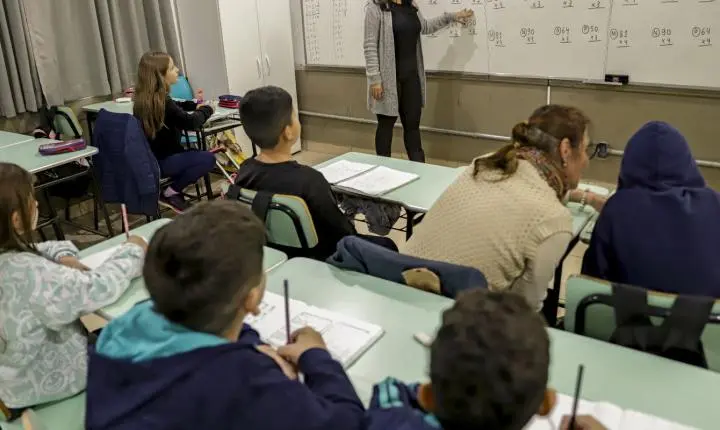 Senado aprova MP que estabelece piso de R$ 5.130 para professores