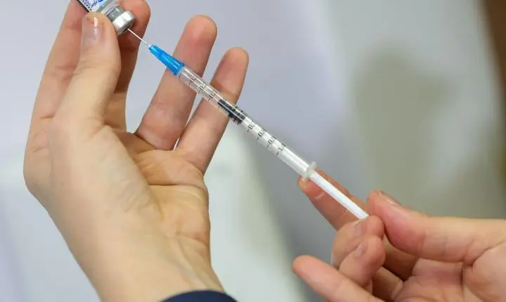 Vacina contra VSR em idosos reduz internações em 75%
